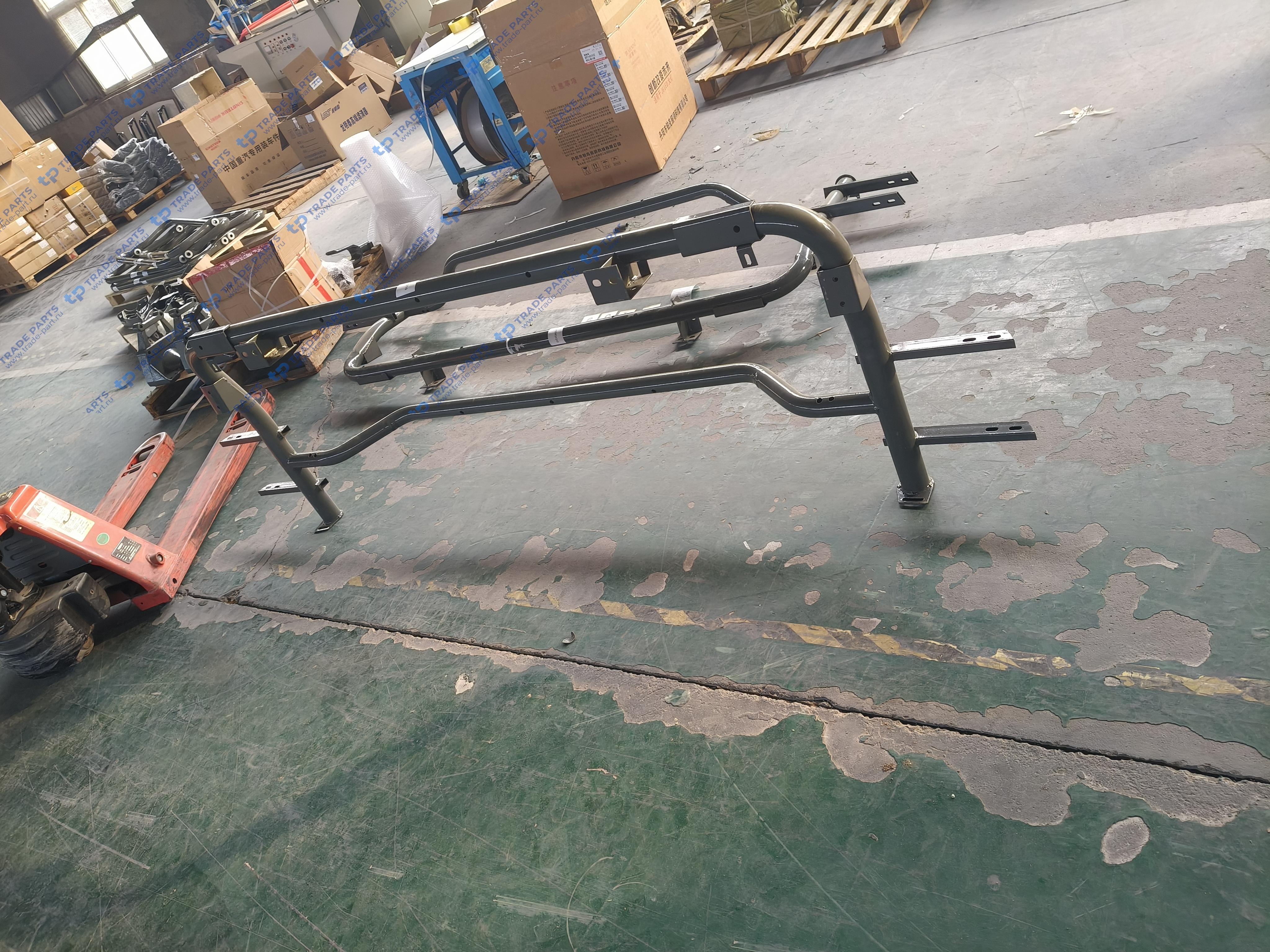 Реальная фотография кронштейн переднего бампера и подножек howo 2021