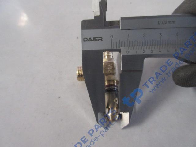 Реальная фотография штуцер т-образный ng8/m12*1,5/nw6 howo t5g, sitrak c7h