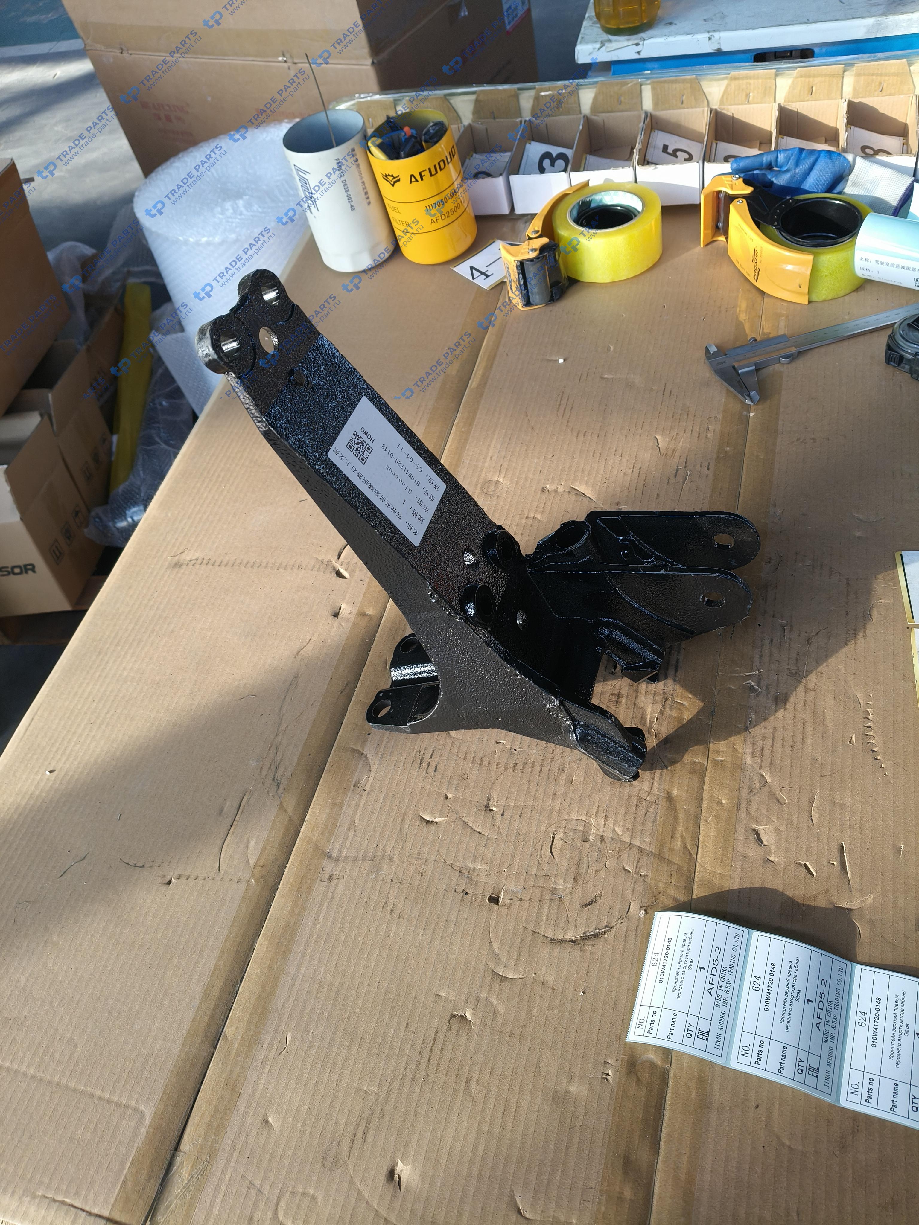 Кронштейн верхний правый переднего амортизатора кабины Sitrak