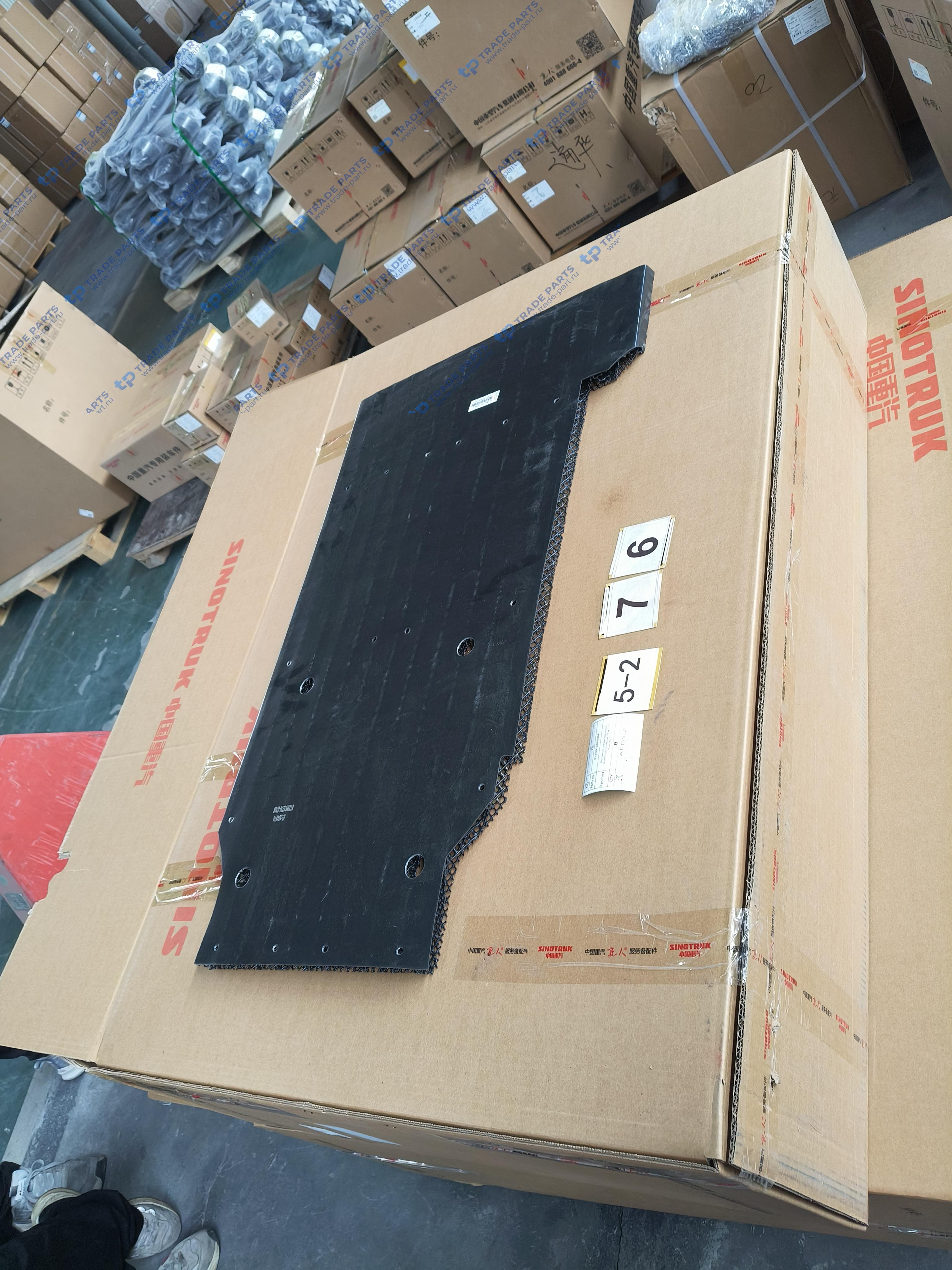 Внутренний правый брызговик заднего крыла кабины Sitrak C7H качество О