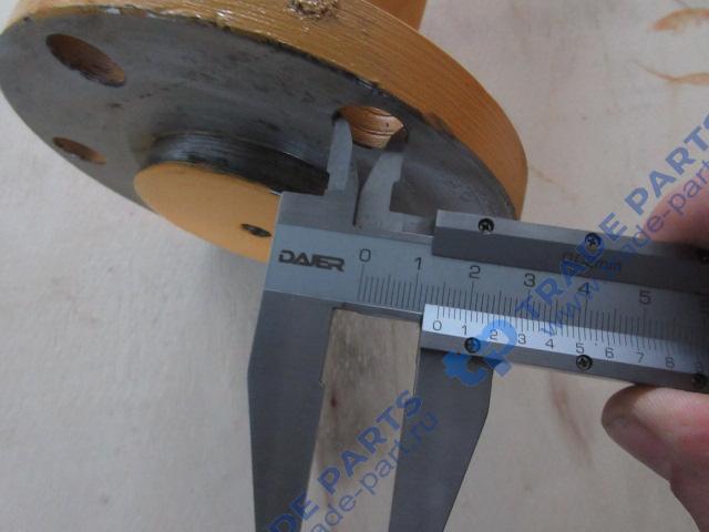 Реальная фотография вал натяжения гусеницы 16y-40-11200