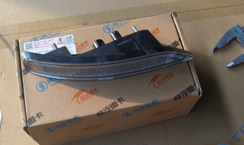 Реальная фотография фонарь габаритный левый в козырек shacman x6000 качество о