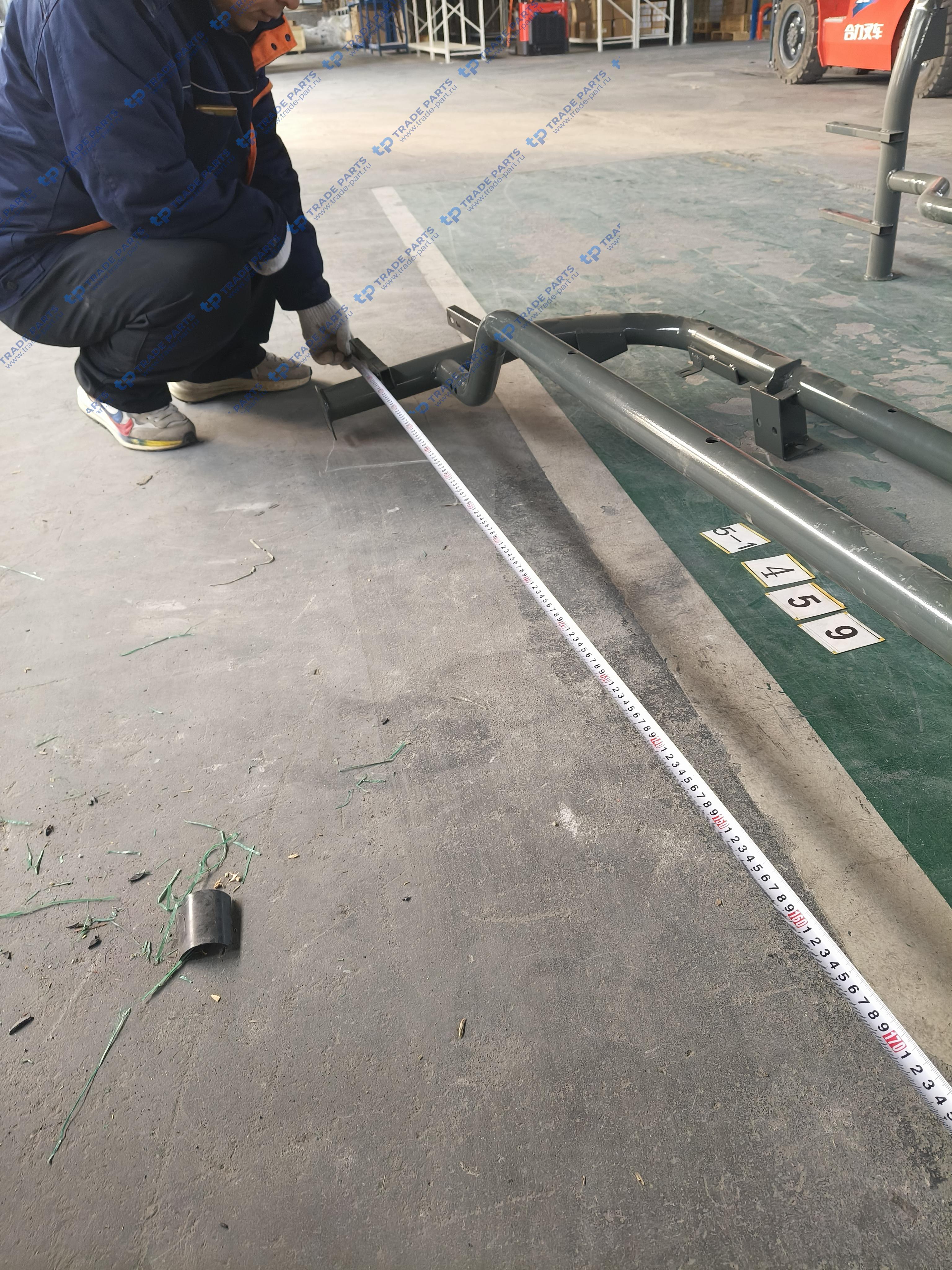 Реальная фотография кронштейн переднего бампера и подножек howo 2021