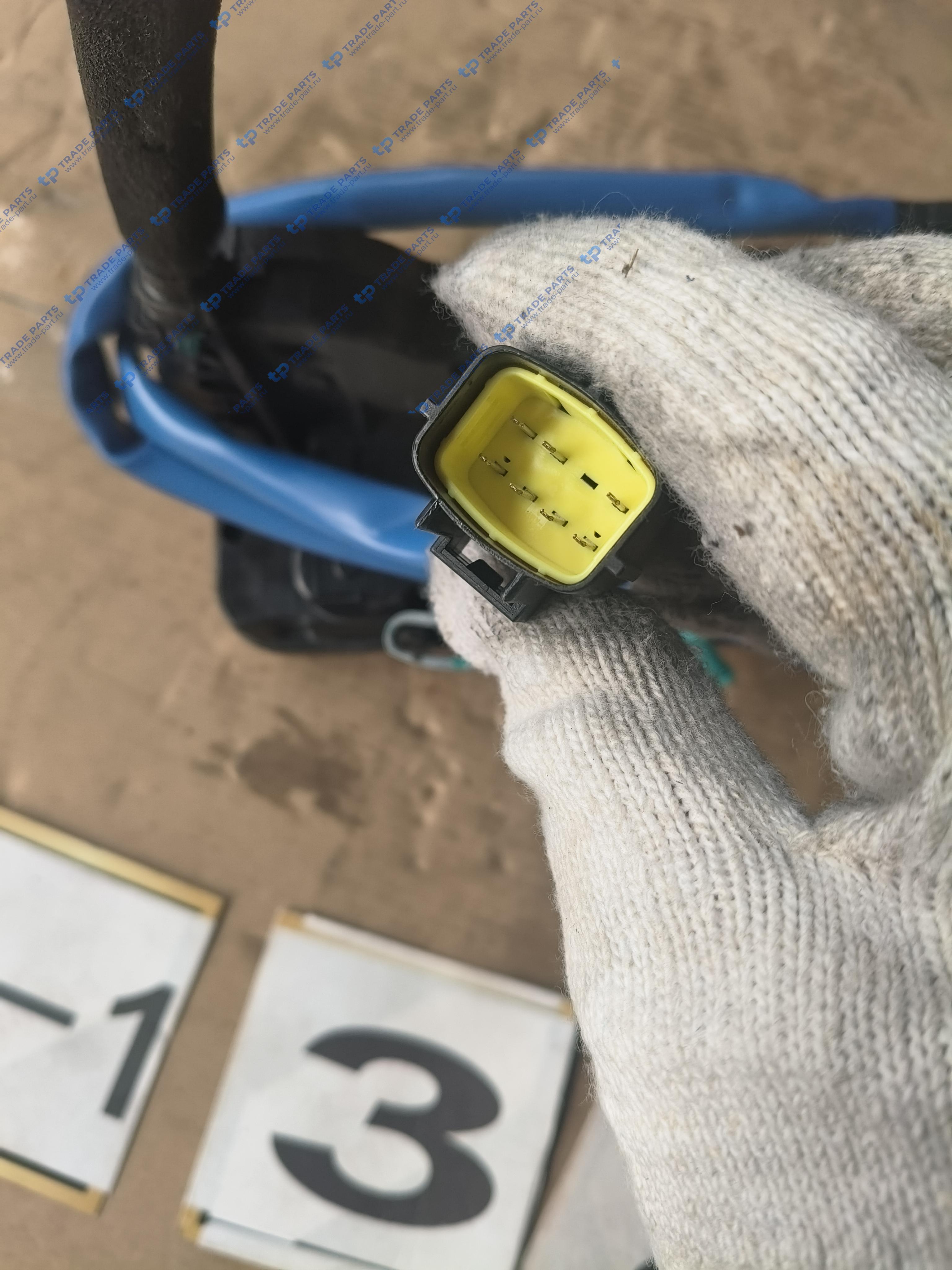 Реальная фотография корпус замка правой двери в сборе sitrak