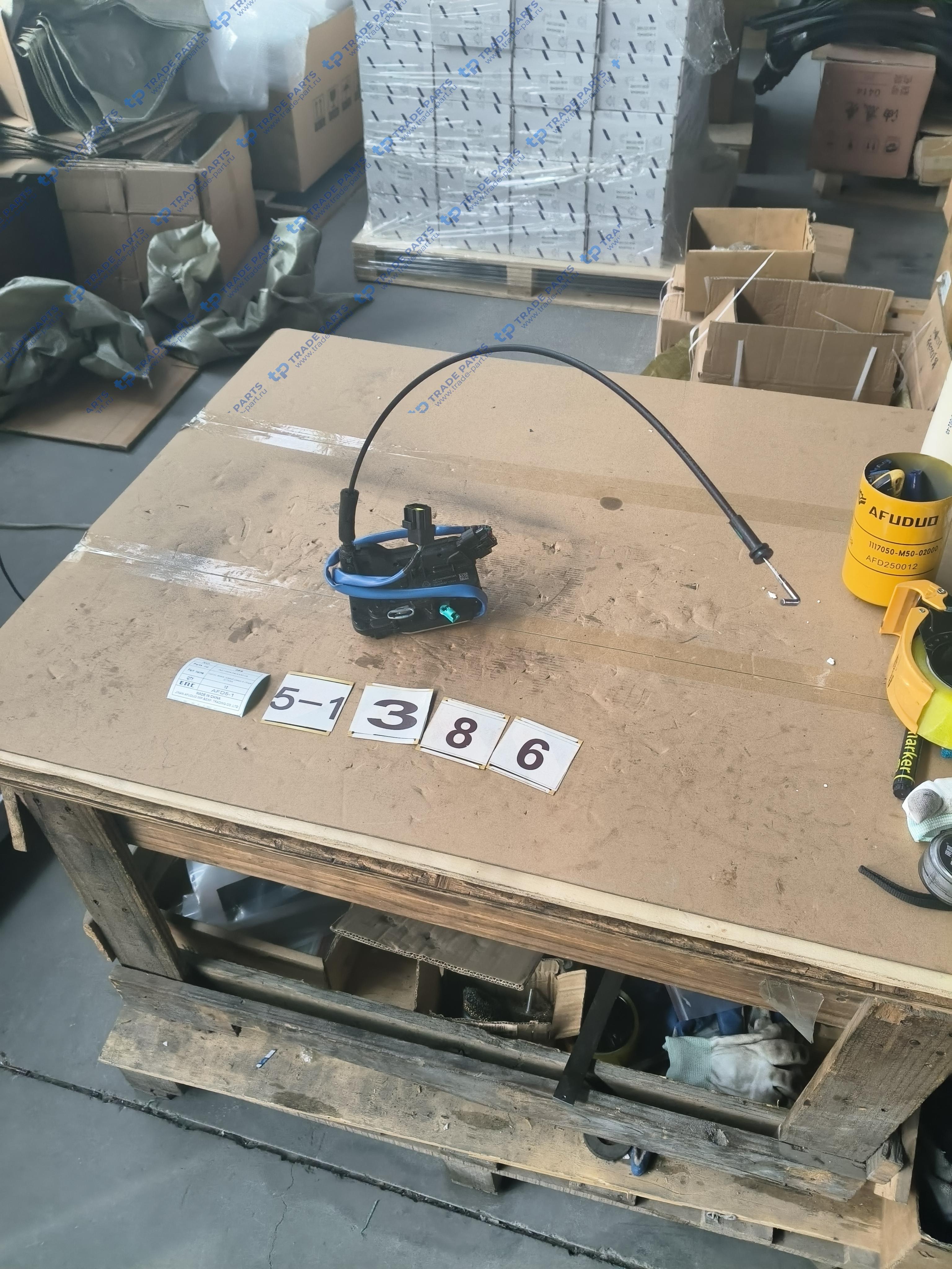 Реальная фотография корпус замка правой двери в сборе sitrak