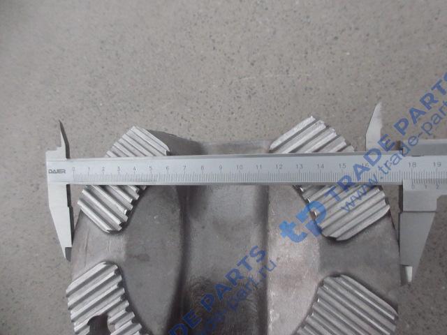 Реальная фотография фланец карданного вала 180x4 с насечкой крестовина 57x144