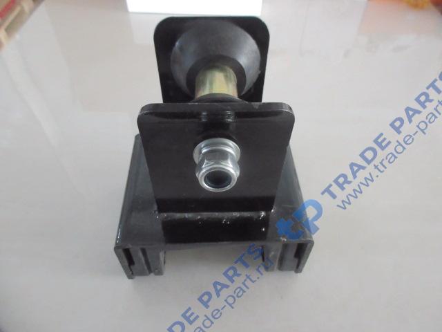 Реальная фотография кронштейн (опора) замка кабины в сборе j6