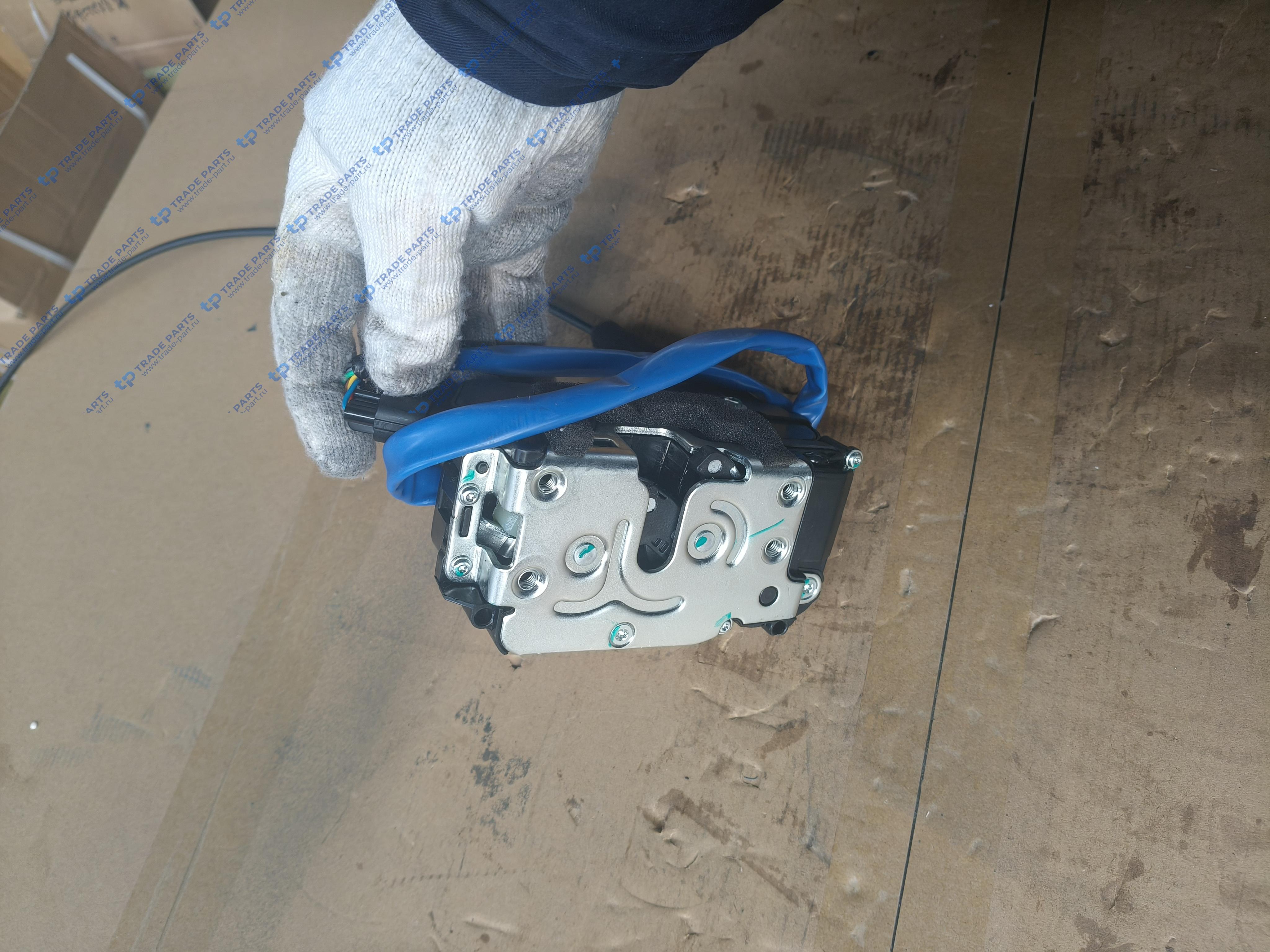 Реальная фотография корпус замка правой двери в сборе sitrak