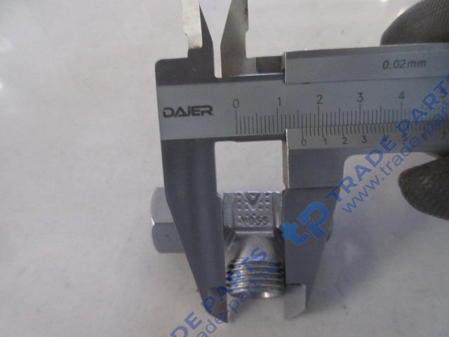 Реальная фотография штуцер топл. трубки т-образный sitrak